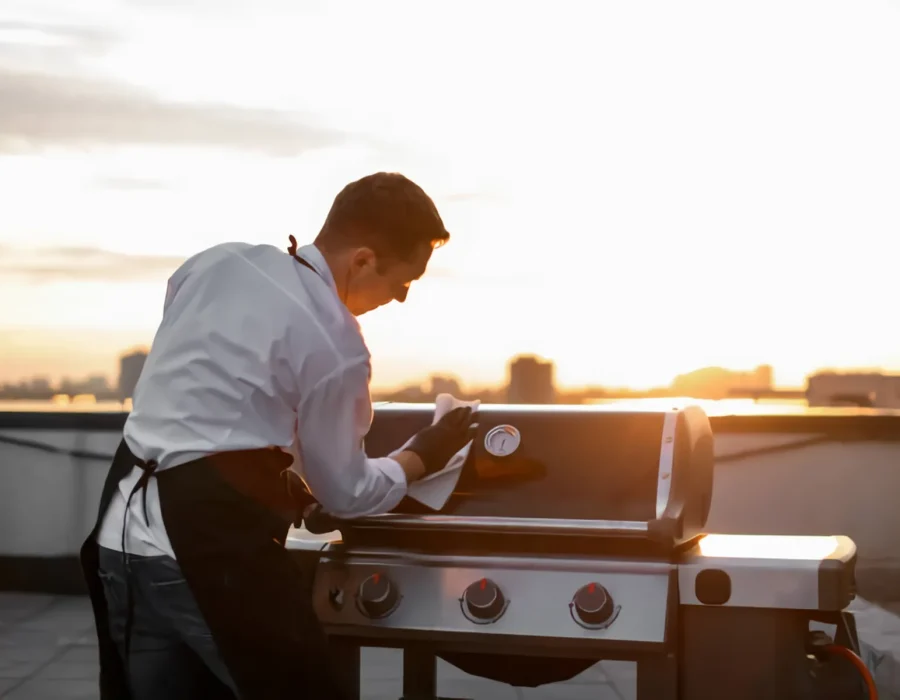cocinero-hombre-tocallitas-el-equipo-de-la-parrilla-para-la-barbacoa_waifu2x_art_noise1_scale